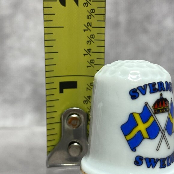Vintage Swedish Ceramic Thimble With Sverige Sweden Flags Design & Gold Trim - Picture 7 of 7